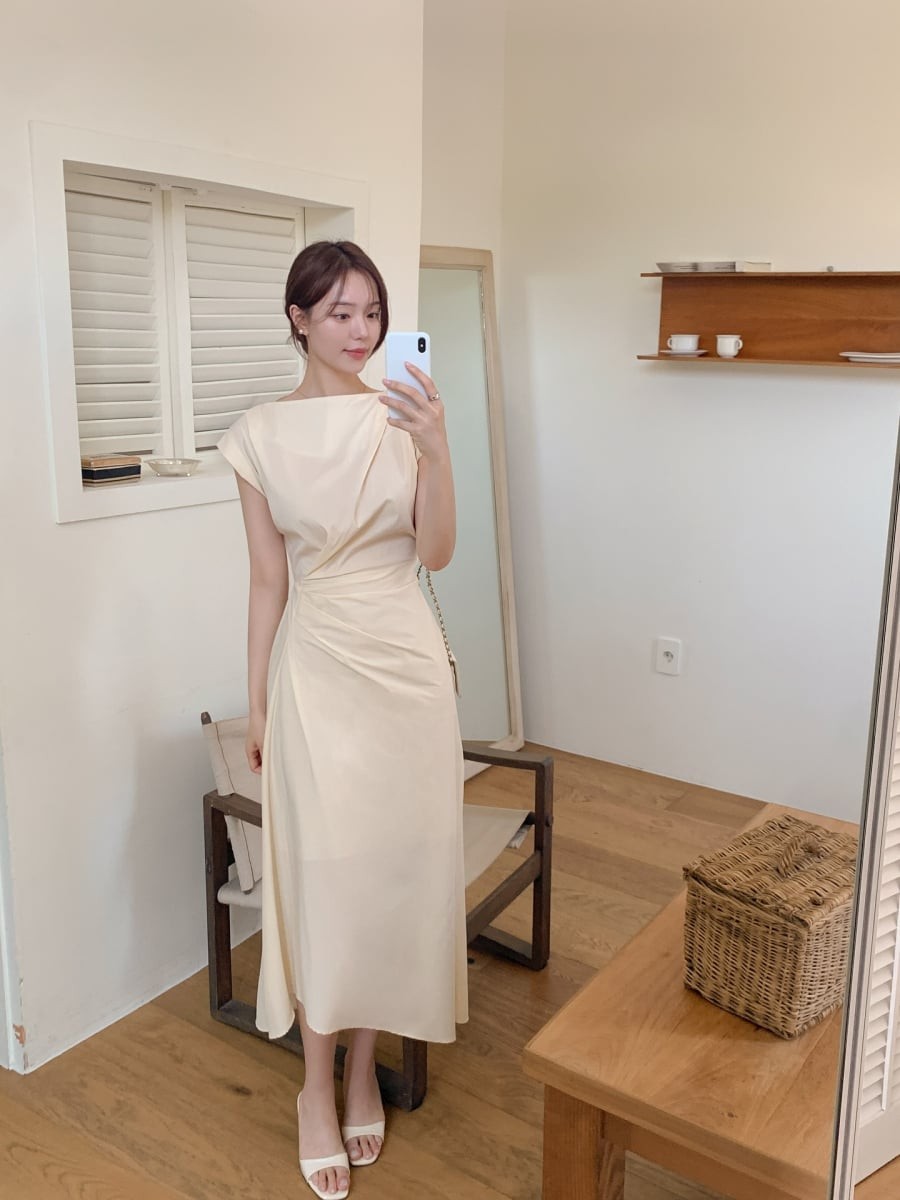  Các thiết kế váy suông, váy chữ A hoặc váy hai dây dáng dài đều rất phù hợp với thời tiết mùa hè vì tạo cảm giác thoáng mát và thoải mái khi di chuyển.