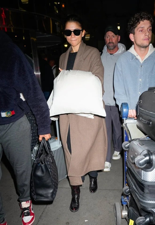 Việc di chuyển trong sân bay đôi khi đòi hỏi phải đi bộ khá nhiều hoặc di chuyển nhanh để kịp giờ lên máy bay, điều mà giày cao gót khó có thể đáp ứng.