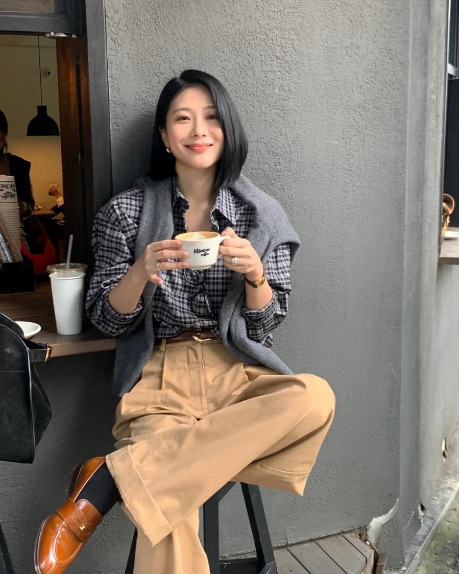 Gam màu trung tính này không quá nổi bật nhưng lại tạo cảm giác tinh tế và dễ chịu cho tổng thể outfit.