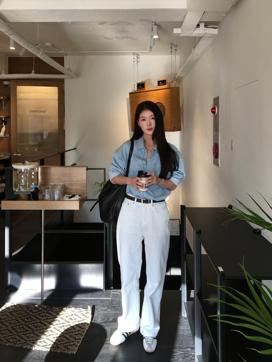  Khi kết hợp cùng áo sơ mi, gam màu này giúp bộ trang phục trở nên gọn gàng và thanh thoát hơn, đồng thời tạo hiệu ứng thị giác nhẹ nhàng cho tổng thể.