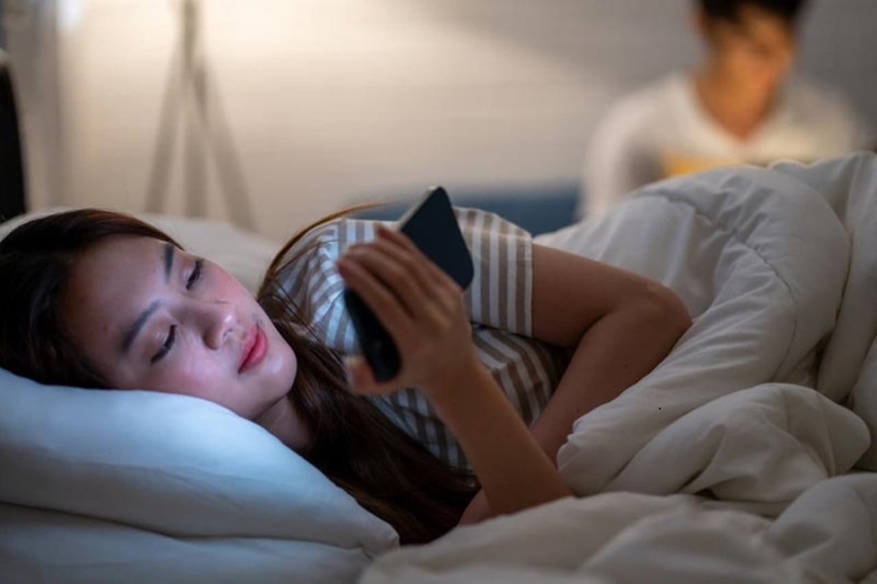 Thức khuya và dùng các thiết bị điện tử là những nguyên nhân khiến làn da của bạn bị lão hóa nhanh chòng. (Ảnh minh họa)