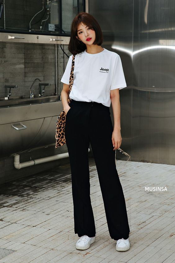 Một chiếc áo thun trơn, chất liệu thoáng mát khi đi cùng quần âu ống suông sẽ tạo nên diện mạo vừa hiện đại vừa dễ chịu.