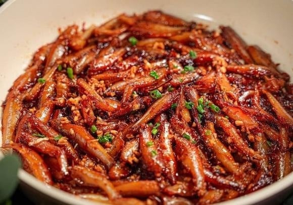  Do ăn cả xương nhỏ, cá cơm cung cấp canxi, protein, omega-3, selen và vitamin nhóm B. 