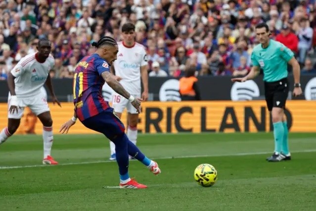 Raphinha cho thấy sự uy tín ở những tình huống 11 mét.