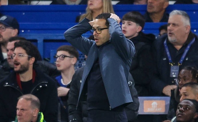 Rosenior hứng chịu chỉ trích sau trận thua Everton. 