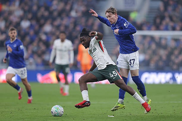 Romeo Lavia — 6.3 điểm: Tung ra một số đường chuyền sắc nét vào khu vực 1/3 cuối sân, trong nỗ lực tiếp lửa cho mặt trận tấn công của đội nhà. Cùng với Sanchez, Lavia là điểm sáng le lói của Chelsea nhờ khả năng cầm nhịp ổn định trước khi được rút ra nghỉ.