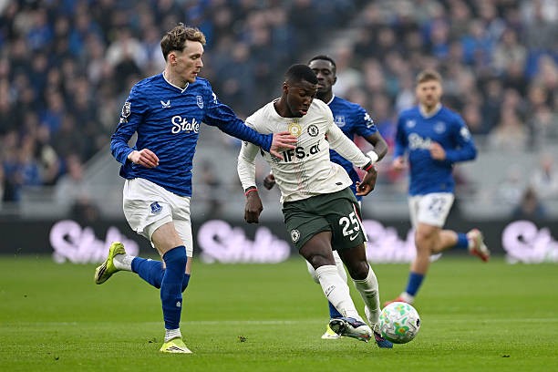 Moises Caicedo — 6.2 điểm: Thi đấu đầy nỗ lực và càn quét quyết liệt trong hiệp một, trước khi bị đẩy sang đá hậu vệ cánh phải ở nửa sau trận đấu. Tiền vệ người Ecuador duy trì được sự tập trung nhất định ở khu trung tuyến, và điểm cộng lớn là anh đã tránh được một thẻ vàng để không bị cấm thi đấu hai trận kế tiếp.