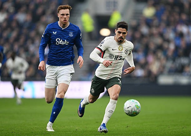 Pedro Neto — 6.1 điểm: Trở lại sau án treo giò ở đấu trường quốc nội, ngôi sao người Bồ Đào Nha tỏ ra vô hại và lạc nhịp hoàn toàn trong một hàng công rệu rã. Anh liên tục bế tắc trước các hậu vệ Everton và sớm bị thay ra.