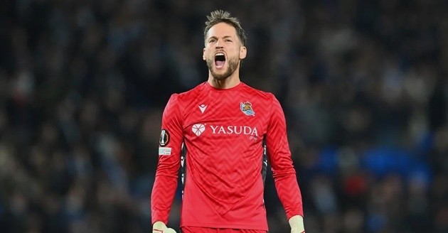 Alex Remiro đang được Barca tiếp cận.