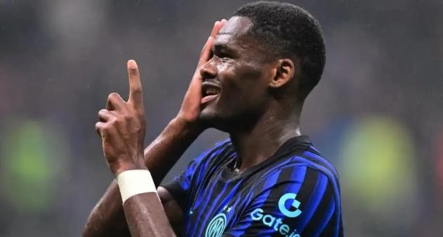 Bony rơi vào tầm ngắm của Quỷ đỏ.