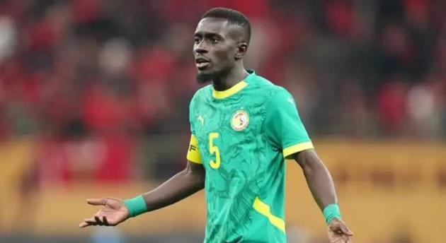  Idrissa Gueye bức xúc với phán quyết từ .