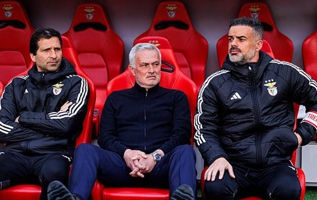 Jose Mourinho bật khóc tiễn biệt người bạn thân.