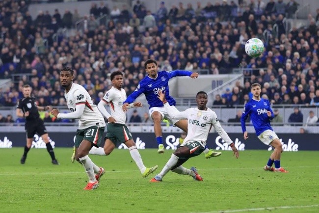 Hàng thủ mơ ngủ báo hại Chelsea.