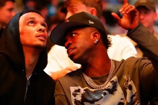 Các cầu thủ Real gây chú ý trên khán đài.