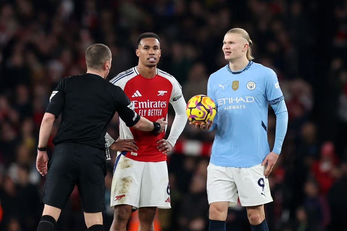 Trọng tài Peter Bankes sẽ bắt chính ở chung kết Carabao Cup giữa Arsenal và Manchester City.