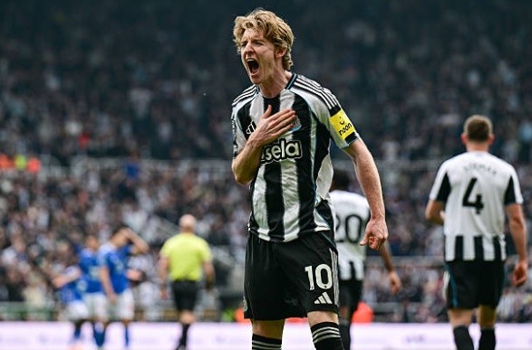 Gordon dù ghi bàn nhưng không thể giúp Newcastle giành thắng lợi.