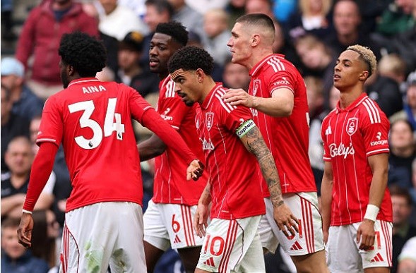 Morgan Gibbs-White và các đồng đội hưởng trọn niềm vui.