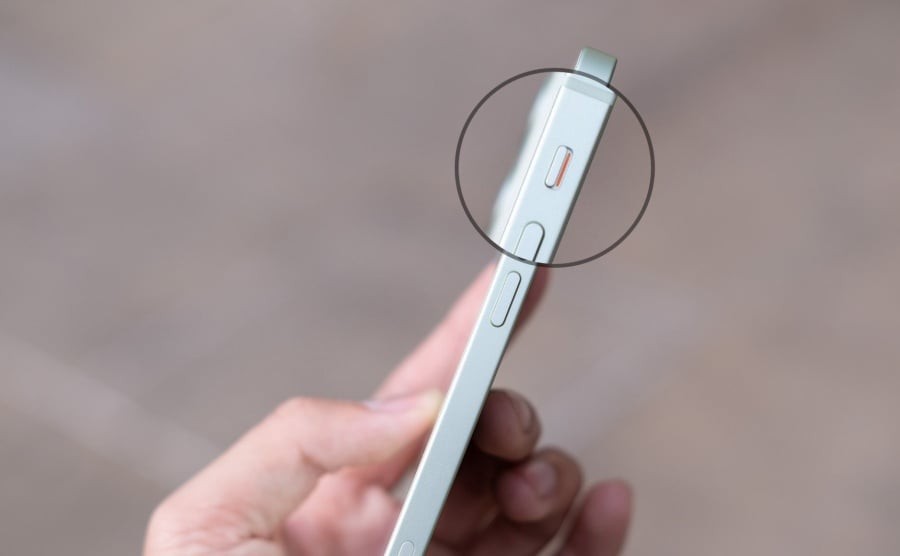 Khi cần đèn pin trong bóng tối, việc mở màn hình và vào cài đặt để tắt thường khá phiền phức.