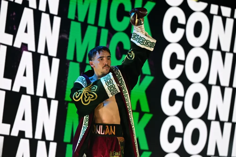 Michael Conlan bước ra võ đài trong trận đấu với Kevin Walsh tại Belfast