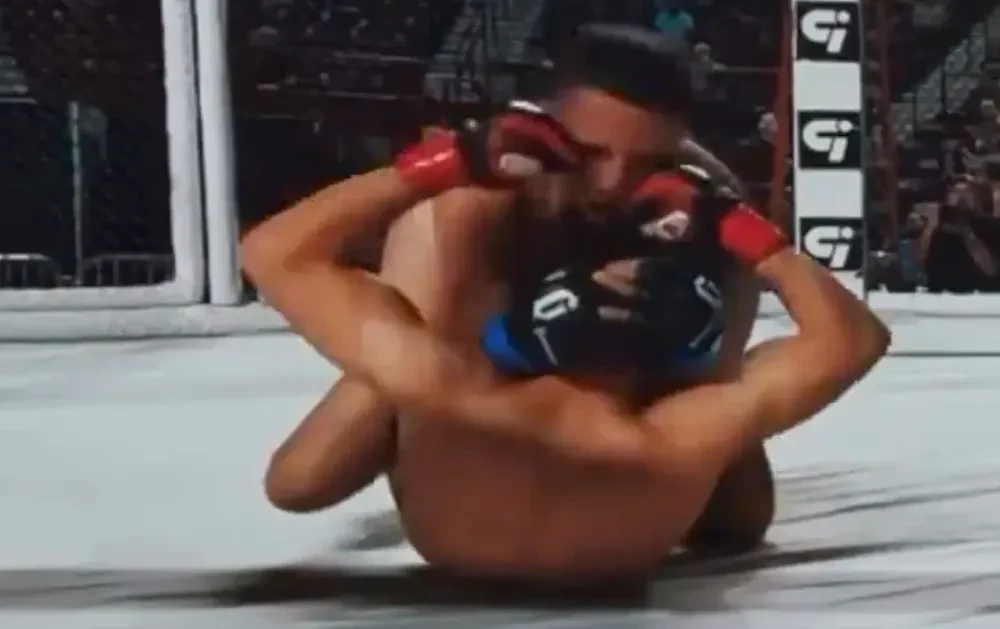 Gabriel Peinado tung cú đấm đôi từ thế nằm ngửa