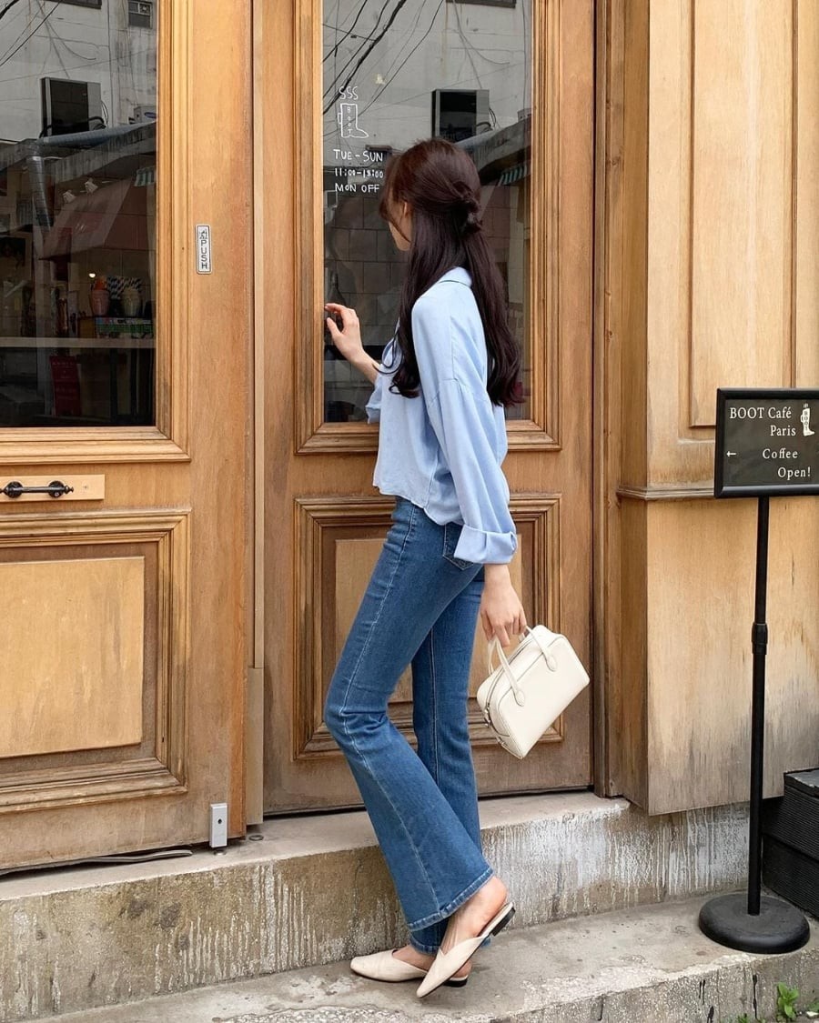 Những thiết kế có chi tiết nhẹ như tay bồng, cổ V hoặc chất liệu rủ sẽ tạo cảm giác nữ tính mà không quá cầu kỳ.