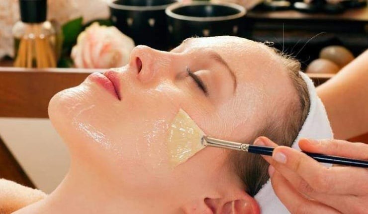 Lòng trắng trứng chứa albumin – một dạng protein hòa tan có khả năng tạo hiệu ứng căng da ngay sau khi sử dụng.