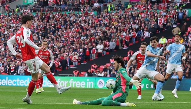 James Trafford xuất sắc cứu thua 3 tình huống dứt điểm liên tiếp bên phía Arsenal.