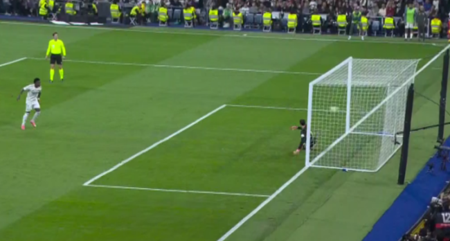 Vinicius ghi bàn trên chấm 11m.