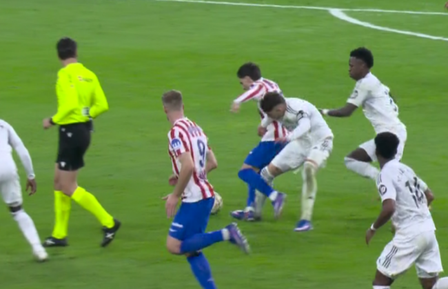 Tình huống Federico Valverde nhận thẻ đỏ.