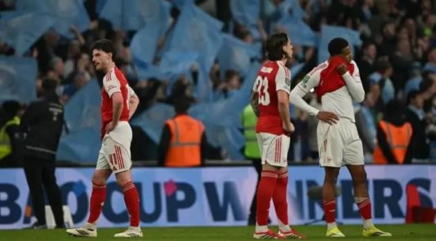 Arsenal cay đắng nhìn Man City đăng quang.