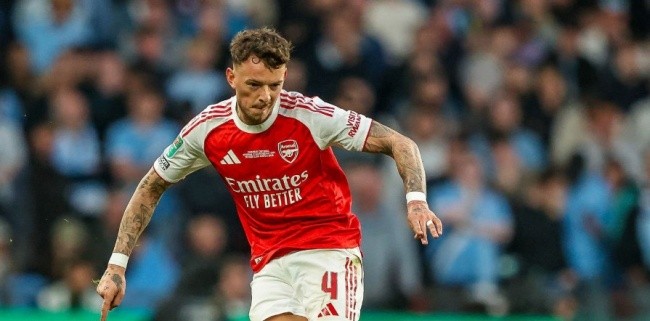 Ben White - 5 điểm. Trong bối cảnh Jurrien Timber vắng mặt vì chấn thương, Ben White được trao cơ hội đá chính. Anh thi đấu tương đối ổn định trong hiệp một khi phong tỏa được Jeremy Doku. Tuy nhiên, sang hiệp hai, anh dần bộc lộ sự hụt hơi và để cầu thủ người Bỉ dễ dàng vượt qua. 