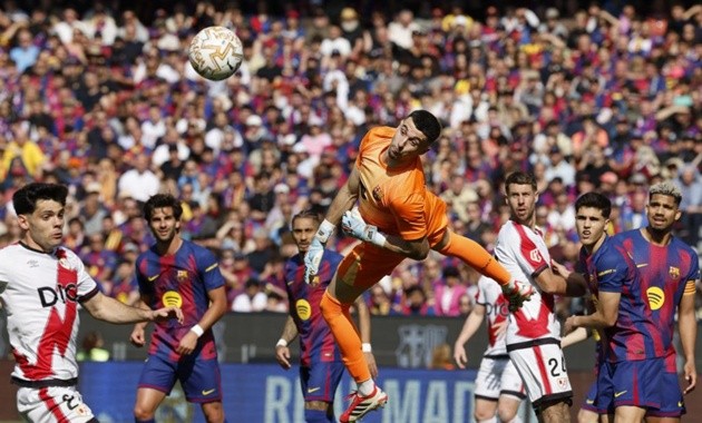 Garcia giúp Barca giữ sạch lưới để giành 3 điểm trước Vallecano.