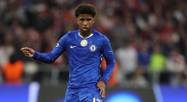 Andrey Santos trong màu áo Chelsea. 