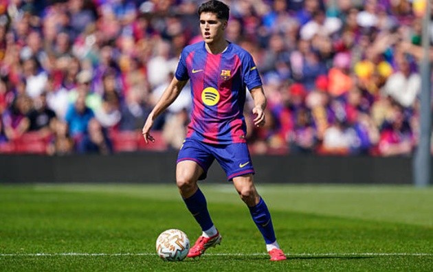 Pau Cubarsi (7): Cubarsi tập trung điều phối bóng từ tuyến dưới và tỏ ra chắc chắn trong phòng ngự