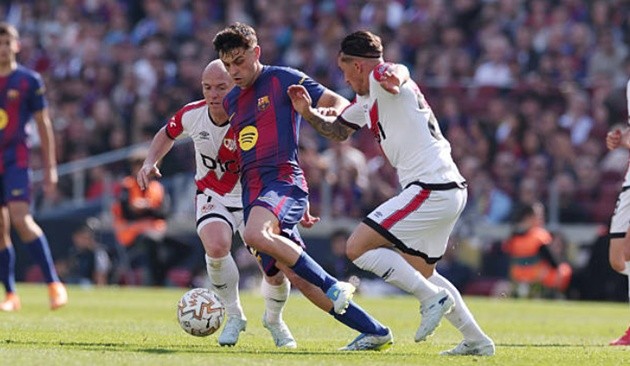 Pedri (7.2): Cho thấy khả năng thoát pressing thượng thặng và thực hiện nhiều đường chuyền xuyên tuyến sắc lẹm trong hiệp một, dù hiệp hai thi đấu có phần kém chính xác hơn.