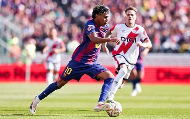 Lamine Yamal (6.9): Số 10 Barca có nhiều pha xử lý kỹ thuật nhưng thiếu hiệu quả ở những đường chuyền cuối cùng. Yamal còn may mắn tránh được thẻ vàng thứ hai