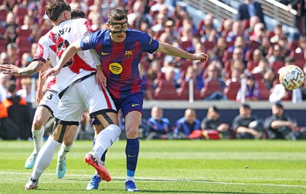 Robert Lewandowski (6.3): Một ngày thi đấu mờ nhạt của tiền đạo người Ba Lan khi anh thiếu sự hỗ trợ từ tuyến dưới và không đủ cơ động, dẫn đến việc bị thay ra ngay sau hiệp một.