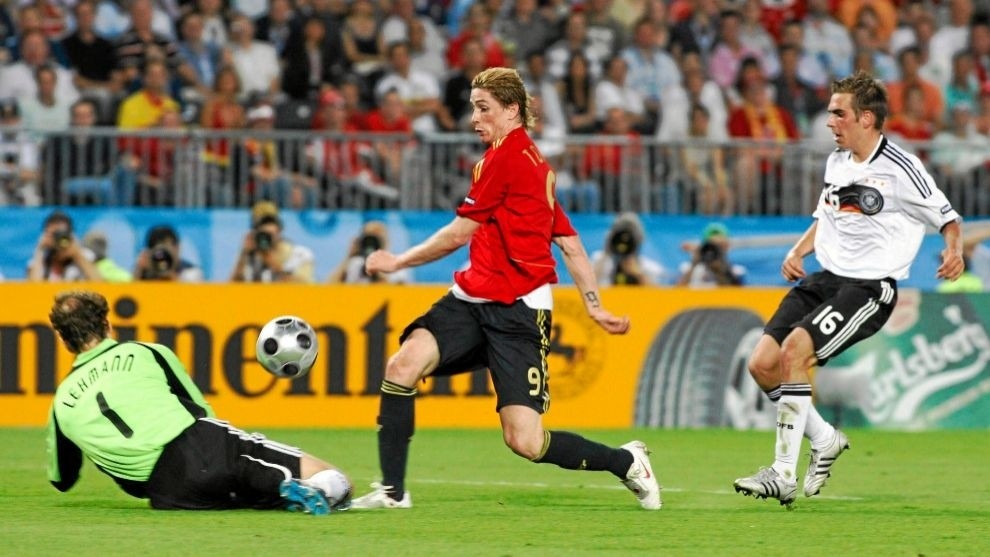 Torres vượt Philipp Lahm như cơn gió.