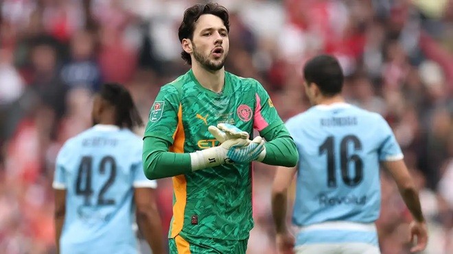 James Trafford (8/10): Một màn trình diễn vô cùng chắc chắn, hoàn toàn trái ngược với sự lóng ngóng của Kepa phía bên kia chiến tuyến.