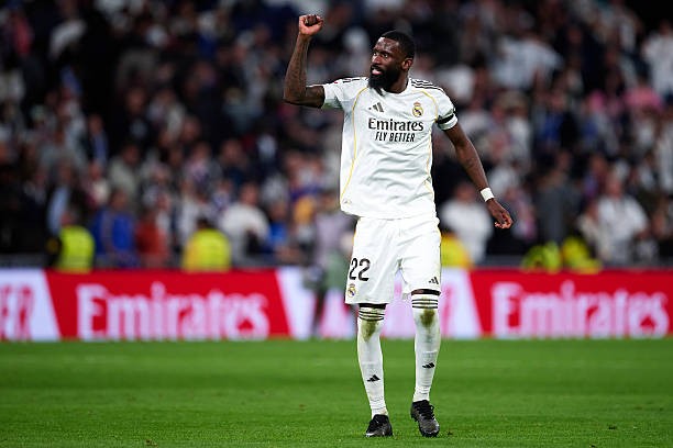 Antonio Rudiger — 6.5 điểm: Được giao nhiệm vụ bọc lót khoảng trống ở biên để đối phó với Lookman, nhưng cựu sao Chelsea lại tỏ ra chậm chạp hơn thường lệ. Khả năng chọn vị trí và theo kèm của anh ở trận đấu này chưa thực sự mang lại sự an tâm tuyệt đối cho hệ thống phòng ngự.