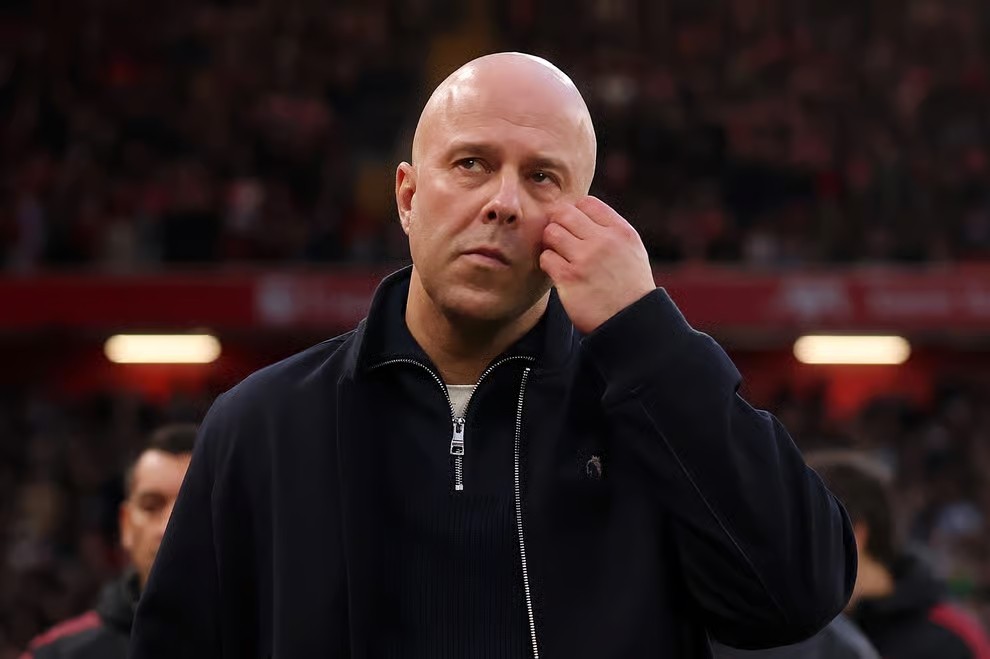 Arne Slot đang chịu nhiều áp lực tại Liverpool.