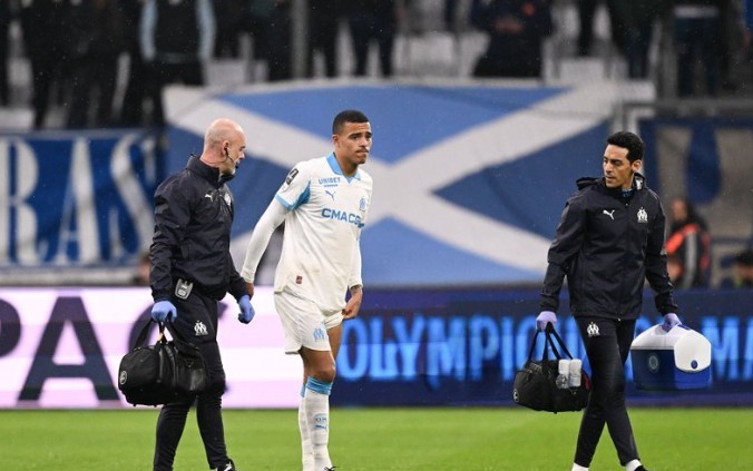 Greenwood dính chấn thương.