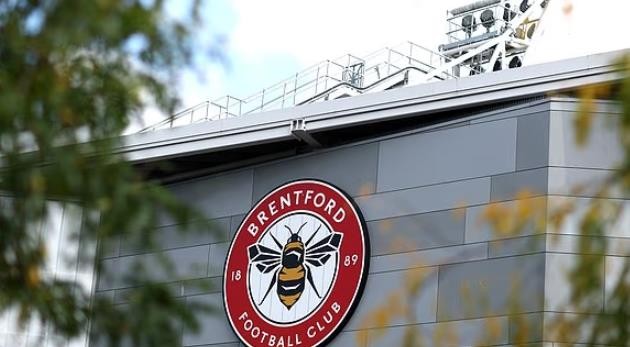 2 cầu thủ của Brentford đổ máu khi cứu người.