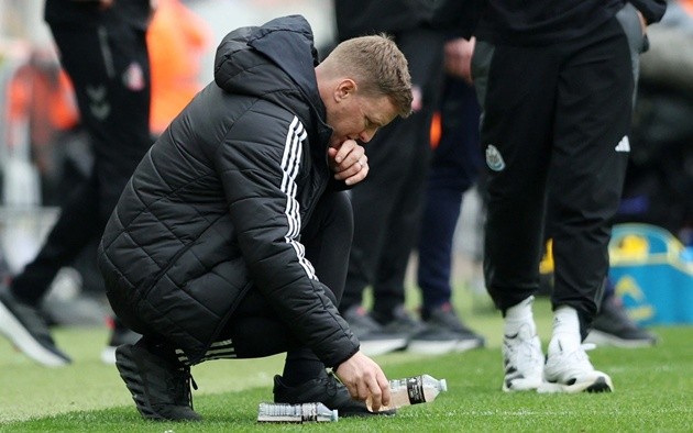 Howe bắt đầu lo lắng cho chiếc ghế của mình