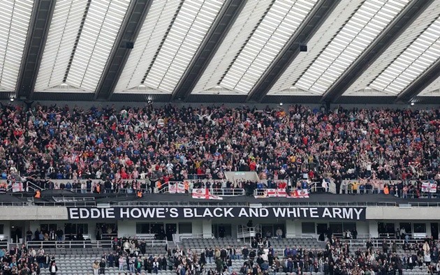 Các cổ động viên Sunderland ăn mừng ở khu vực dành cho đội khách 