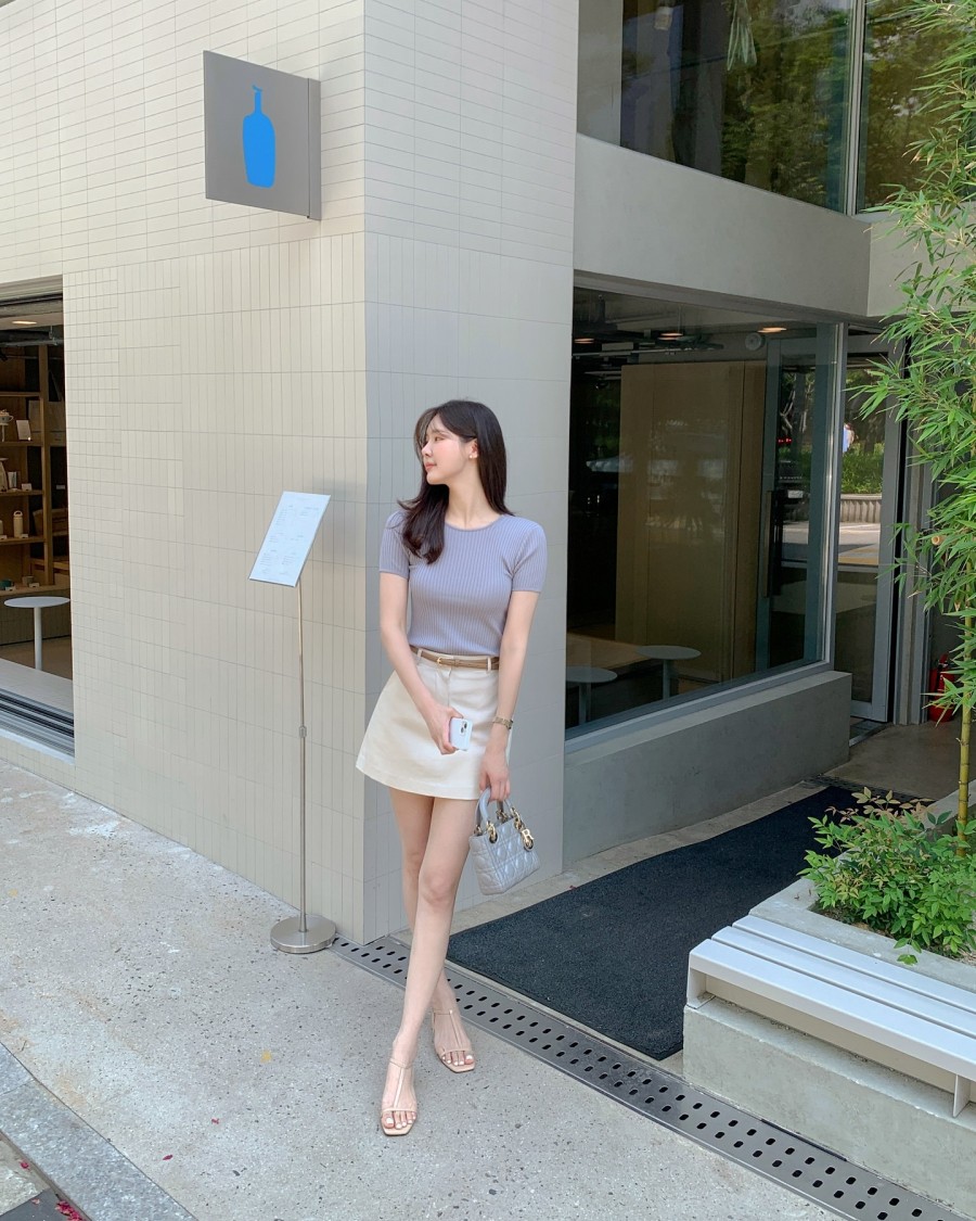 Những gam màu trung tính như be, xám, nâu nhạt hoặc xanh olive thường giúp tổng thể trông trưởng thành và thời trang hơn.