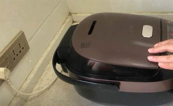 Sau khi cơm chín, nhiều người vẫn để nồi cơm điện cắm điện ở chế độ giữ ấm, nghĩ rằng không sao. 