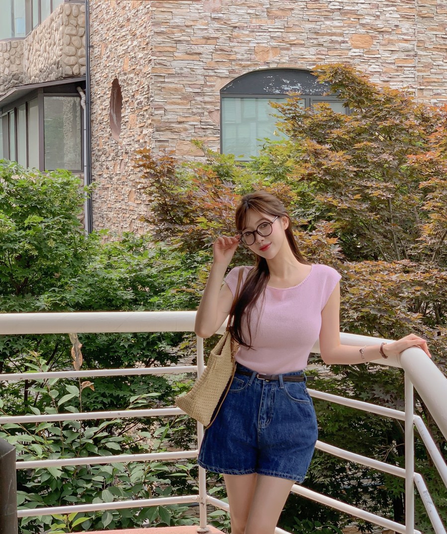 Khi kết hợp cùng quần short, áo thun mang lại vẻ ngoài năng động và trẻ trung