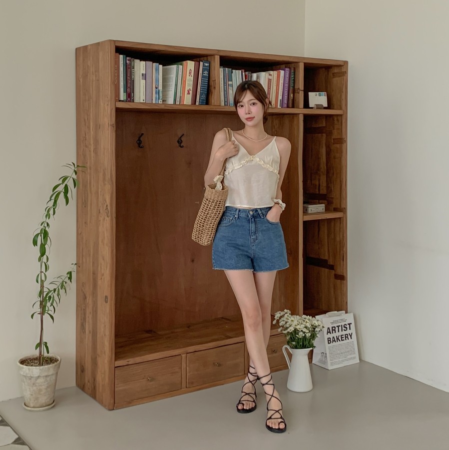 Những kiểu chân váy chữ A hoặc váy ôm dáng ngắn thường giúp tôn lên đường nét cơ thể và tạo nên tổng thể hài hòa.