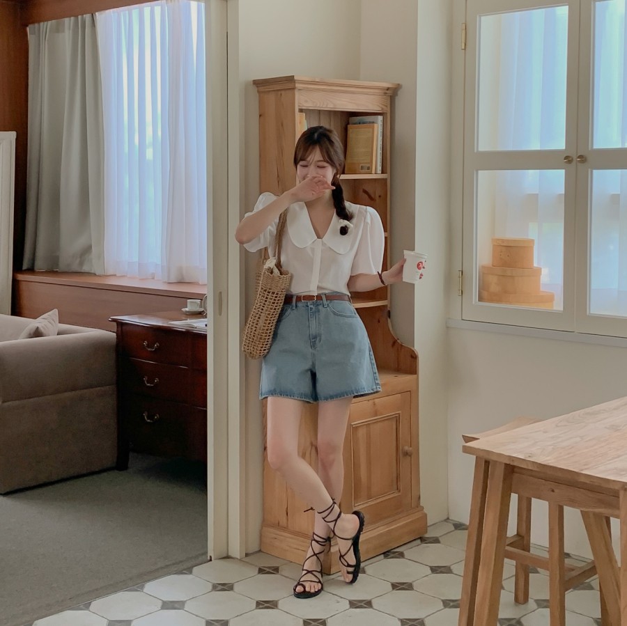 Những chất liệu mỏng nhẹ như voan hoặc cotton thường được ưu tiên lựa chọn trong mùa hè vì mang lại cảm giác thoáng mát và dễ chịu khi mặc.